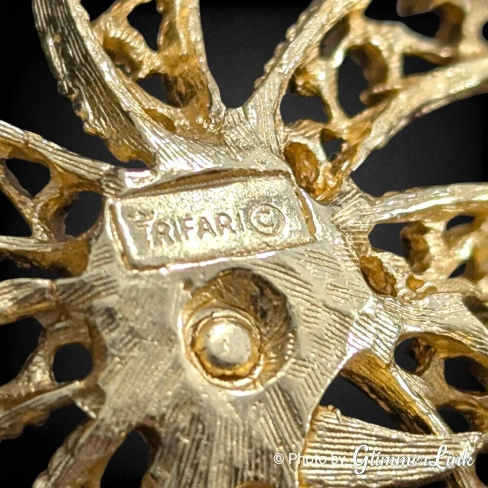 Vintage Crown Trifari Ornate Openwork Ribbon Bow Gold Tone Brooch Pin